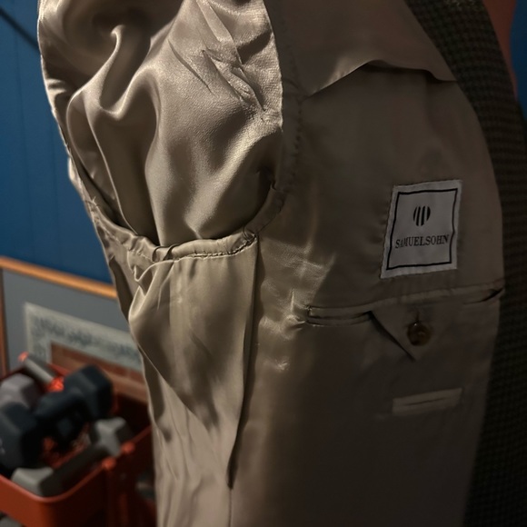 Samuelsohn 44L Blazer
green and sage houndstooth with a navy windowpane - Picture 10 of 11